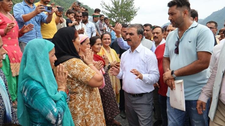 CM-Meets-affected-families-in-Sirmaur-district