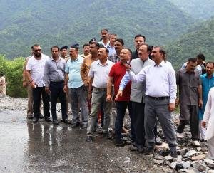 CM-Meets-affected-families-in-Sirmaur-district